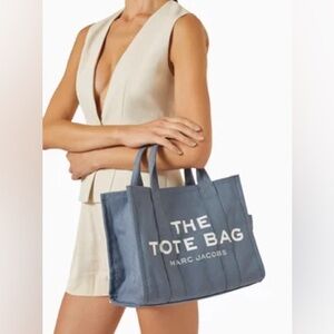 Marc Jacob’s the canvas Medium tote in blue shadow